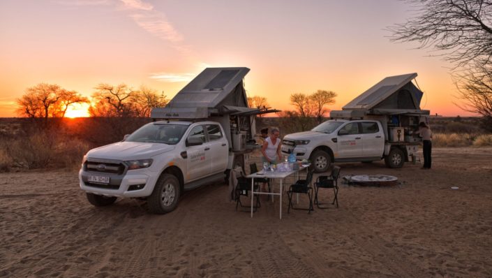 Zwei Ford Ranger auf der Motopi Campsite CKMOT 02 bei Sonnenuntergang